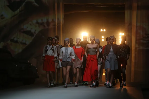 Modelo de moda usa roupas feitas por Jet Lag em "CRO A PORTER" show — Fotografia de Stock
