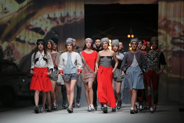 Modelo de moda lleva ropa hecha por Jet Lag en "CRO A PORTER" show — Foto de Stock