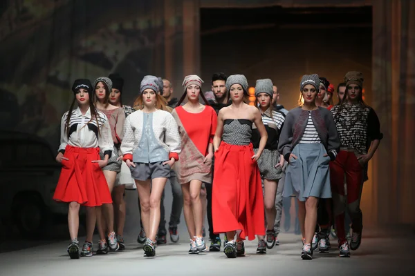 Modelo de moda usa roupas feitas por Jet Lag em "CRO A PORTER" show — Fotografia de Stock