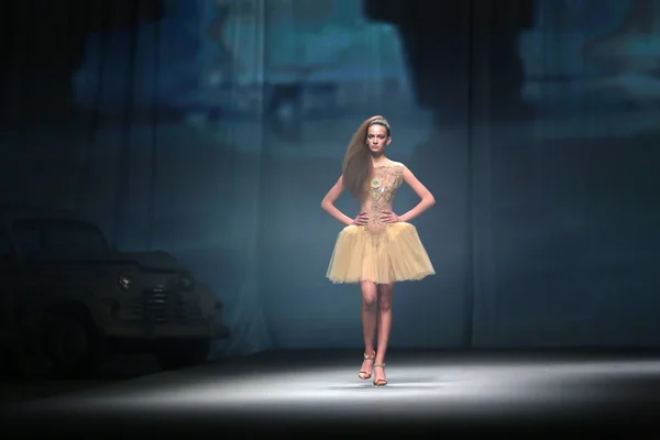 Modelo de moda lleva ropa hecha por Matija Vuica en "CRO A PORTER" show — Foto de Stock