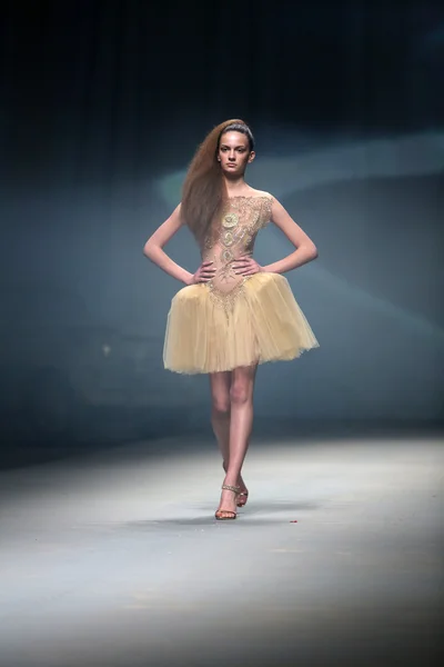 Modelo de moda usa roupas feitas por Matija Vuica no show "CRO A PORTER" — Fotografia de Stock