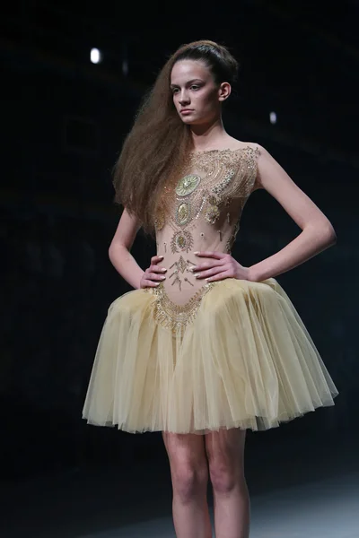 Le mannequin porte des vêtements fabriqués par Matija Vuica lors du défilé "CRO A PORTER" — Photo
