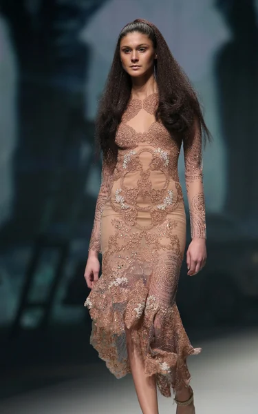 Модная модель носит одежду, сделанную Матией Вуикой на шоу "CRO A PORTER" — стоковое фото