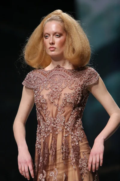 Modelka nosí oblečení od matija vuica pořadu "cro vrátný" — Stock fotografie
