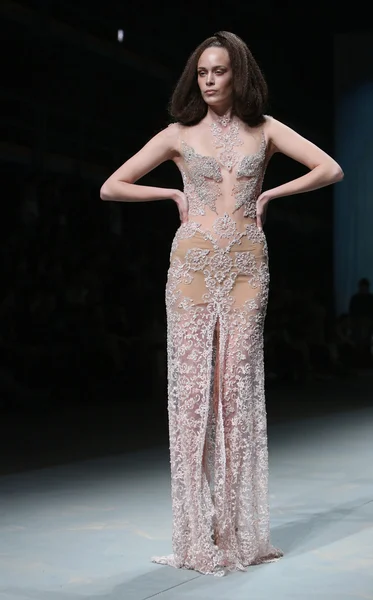 ファッションのモデルは「クロ ポーター」ショーでマシュー vuica によって作られた服を着ている — ストック写真