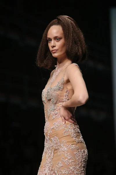 Modelo de moda usa roupas feitas por Matija Vuica no show "CRO A PORTER" — Fotografia de Stock