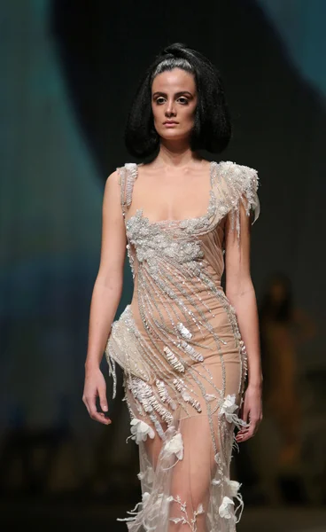 Moda modella indossa abiti realizzati da Matija Vuica in mostra "CRO A PORTER" — Foto Stock