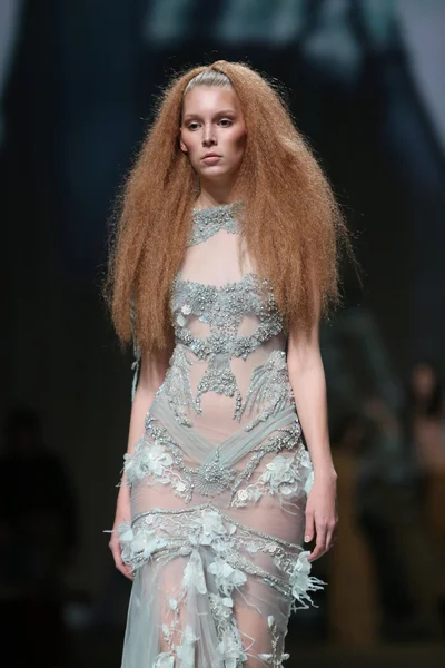 Модная модель носит одежду, сделанную Матией Вуикой на шоу "CRO A PORTER" — стоковое фото