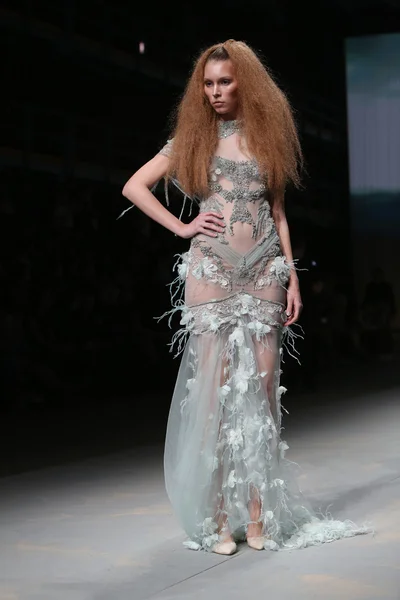 ファッションのモデルは「クロ ポーター」ショーでマシュー vuica によって作られた服を着ている — ストック写真