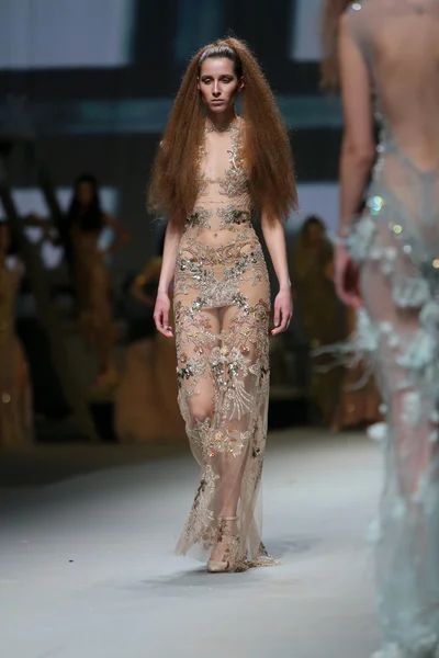 Fashion model draagt kleding gemaakt door matija vuica op "cro een porter" show — Stockfoto