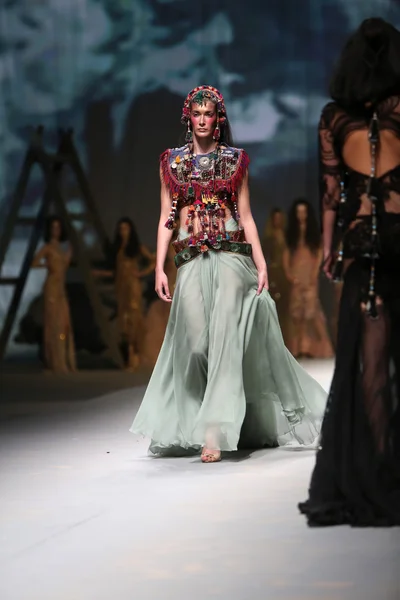 Motemodell bruker klær laget av Matija Vuica i "CRO A PORTER" -showet – stockfoto