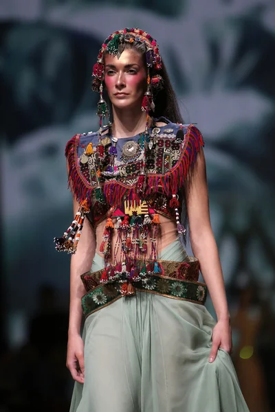 Motemodell bruker klær laget av Matija Vuica i "CRO A PORTER" -showet – stockfoto