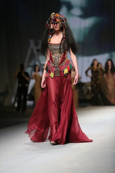 Fashion model draagt kleding gemaakt door matija vuica op "cro een porter" show — Stockfoto