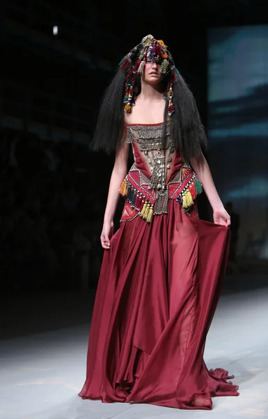 Model trägt Kleider von matija vuica auf der "Cro a Porter" -Show — Stockfoto