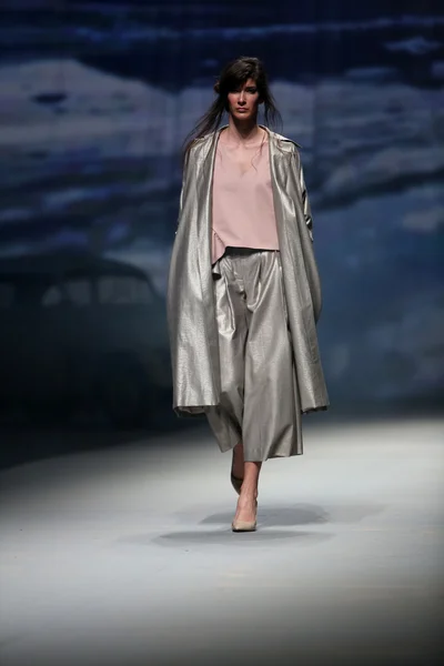 La modelo de moda viste ropa hecha por Sonja Lamut en el programa "CRO A PORTER" — Foto de Stock