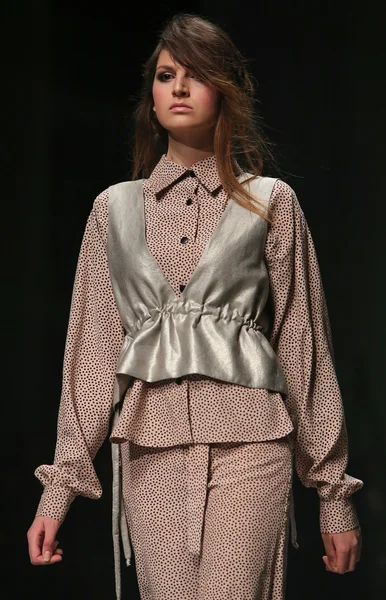 Divat modell visel ruhát tett sonja lamut show "cro a portás" — Stock Fotó