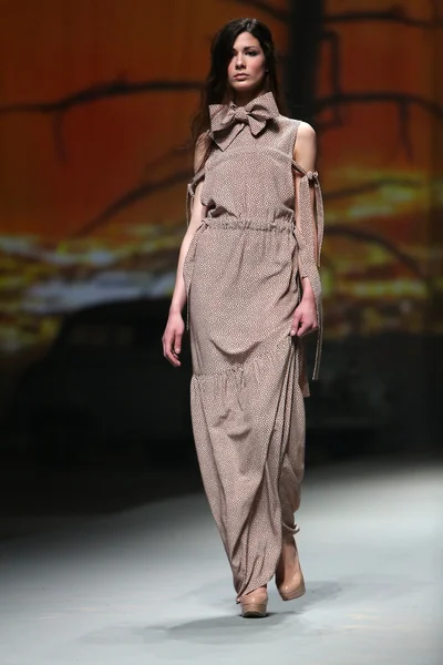 Moda modella indossa abiti realizzati da Sonja Lamut in mostra "CRO A PORTER" — Foto Stock