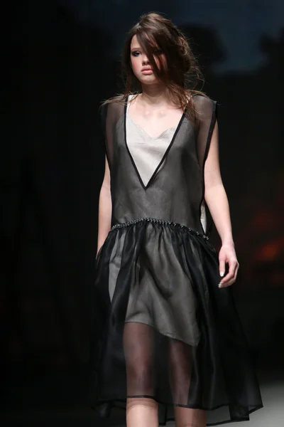 ファッションのモデルは「クロ ポーター」ショーでソニア lamut によって作られた服を着ている — ストック写真