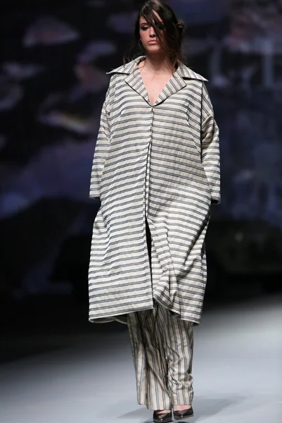 Μόδα μοντέλο φοράει ρούχα κατασκευασμένα από sonja lamut στην εκπομπή "cro a porter" — Φωτογραφία Αρχείου