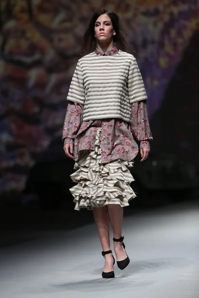 Modell bär kläder gjorda av sonja lamut på "cro en porter" show — Stockfoto