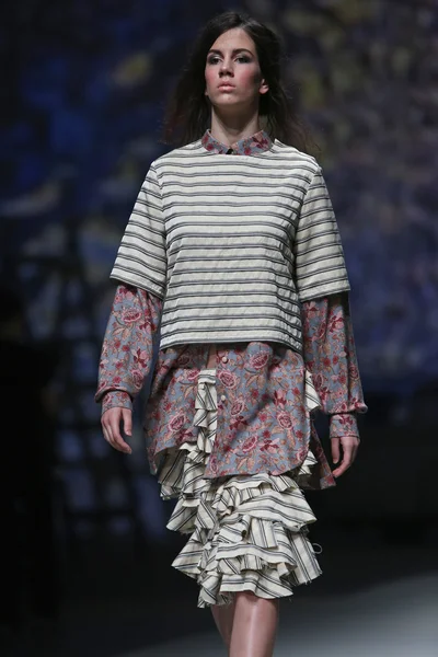 Moda modella indossa abiti realizzati da Sonja Lamut in mostra "CRO A PORTER" — Foto Stock