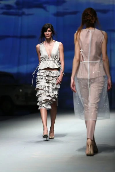 Модель моды носит одежду, сделанную Соней Ламут на шоу "CRO A PORTER" — стоковое фото