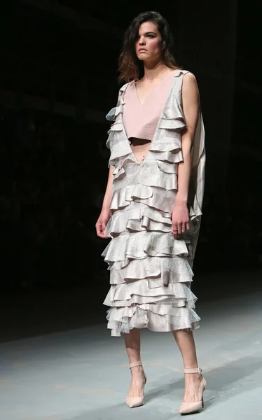 La modelo de moda viste ropa hecha por Sonja Lamut en el programa "CRO A PORTER" — Foto de Stock