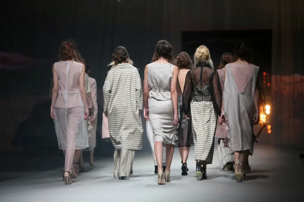 Modelo de moda usa roupas feitas por Sonja Lamut no show "CRO A PORTER" — Fotografia de Stock