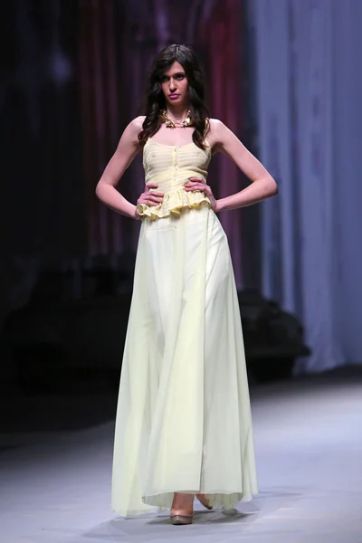 Модная модель носит одежду, сделанную близнецами на шоу "CRO A PORTER" — стоковое фото