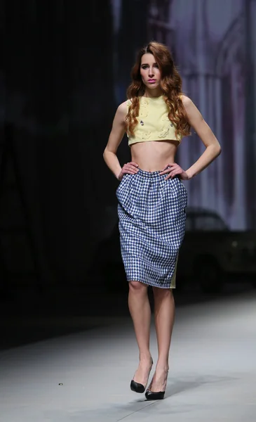 Modelo de moda lleva ropa hecha por gemelos en "CRO A PORTER" show — Foto de Stock