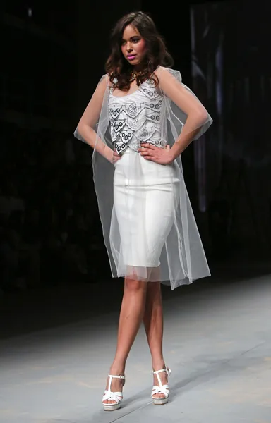 Modelo de moda lleva ropa hecha por gemelos en "CRO A PORTER" show — Foto de Stock