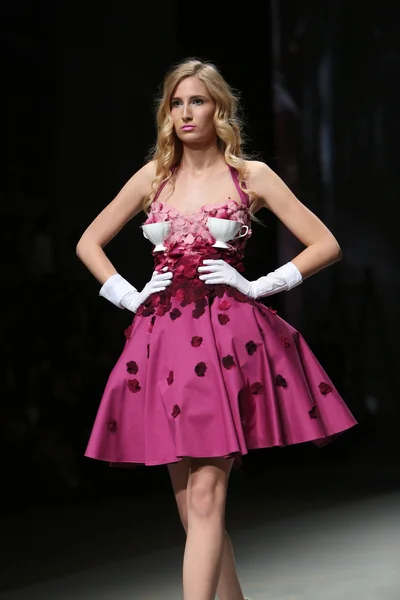 Modelo de moda lleva ropa hecha por gemelos en "CRO A PORTER" show —  Fotos de Stock
