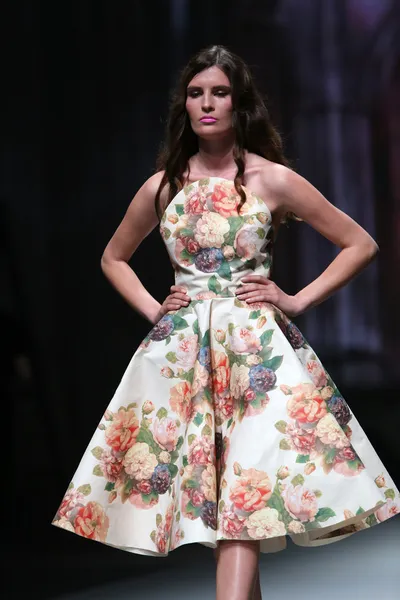 Modelo de moda lleva ropa hecha por gemelos en "CRO A PORTER" show —  Fotos de Stock