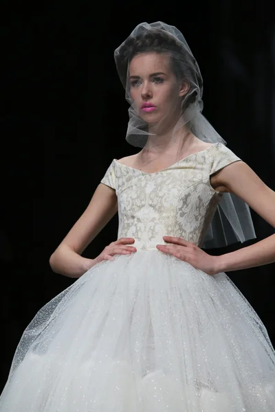 Moda modella indossa vestiti realizzati da gemelli su "CRO A PORTER" spettacolo — Foto Stock