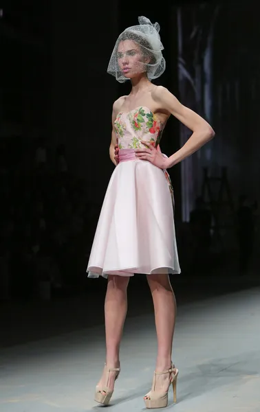 Модная модель носит одежду, сделанную близнецами на шоу "CRO A PORTER" — стоковое фото