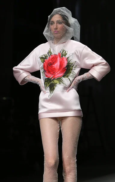Modelo de moda lleva ropa hecha por gemelos en "CRO A PORTER" show — Foto de Stock