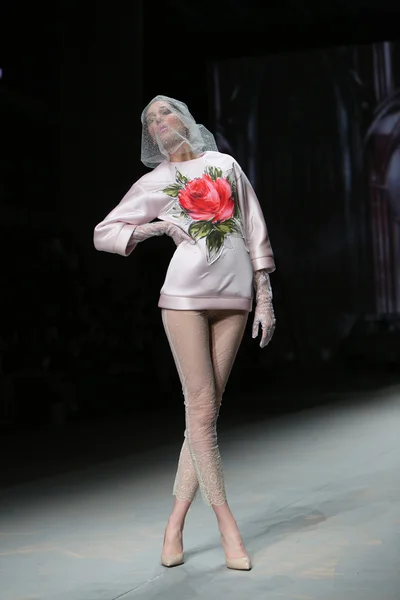 Modell bär kläder gjorda av tvillingar på "cro en porter" show — Stockfoto