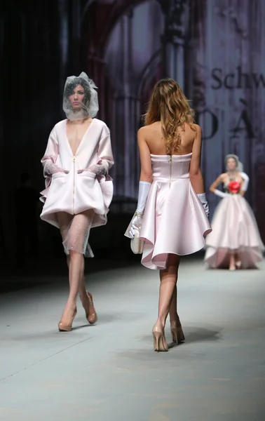Modell bär kläder gjorda av tvillingar på "cro en porter" show — Stockfoto