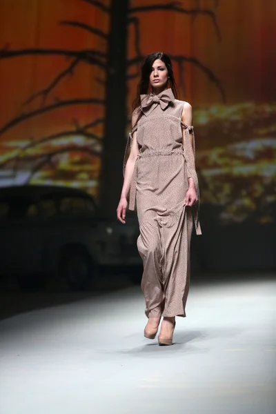 Motemodell har på seg klær laget av Sonja Lamut i "CRO A PORTER" -showet – stockfoto