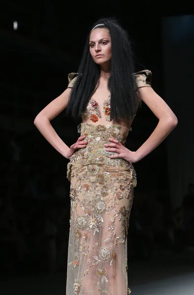 Modelo de moda lleva ropa hecha por Matija Vuica en "CRO A PORTER" show —  Fotos de Stock