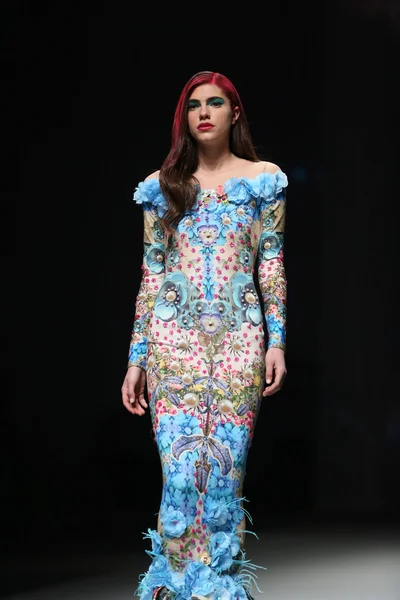 Modelmodel trägt bei "Cro a Porter" -Show Kleider von Zickman — Stockfoto