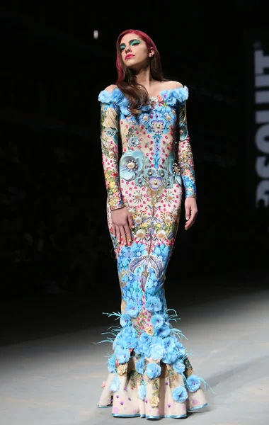 Fashion model draagt kleding die aan zigman op "cro een porter" show — Stockfoto