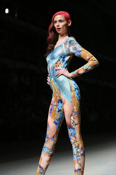 Le mannequin porte des vêtements fabriqués par Zigman lors du défilé "CRO A PORTER" — Photo