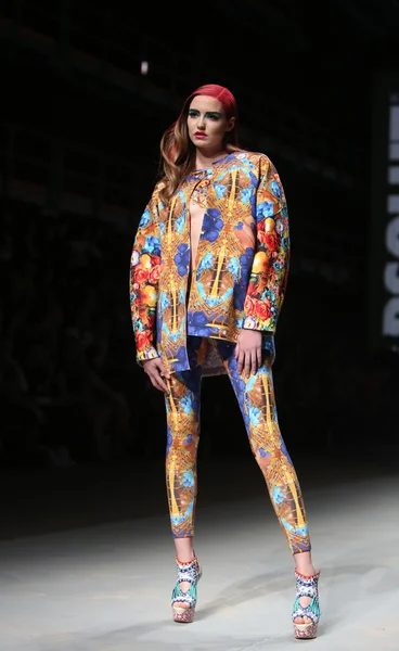 Modelo de moda lleva ropa hecha por Zigman en "CRO A PORTER" show —  Fotos de Stock