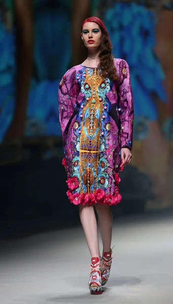 Modelmodel trägt bei "Cro a Porter" -Show Kleider von Zickman — Stockfoto