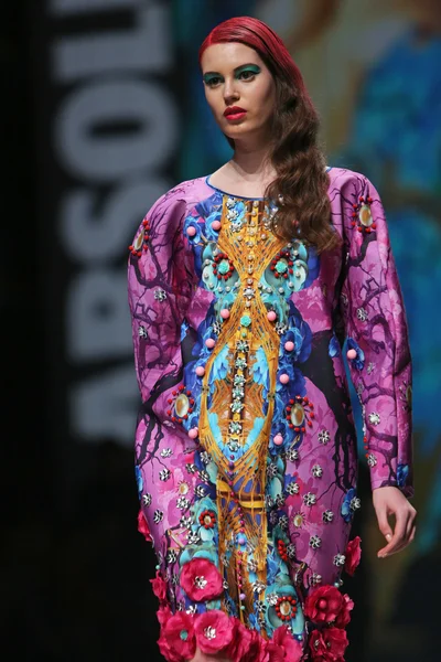Modelka nosí oblečení od zigman show "cro vrátný" — Stock fotografie