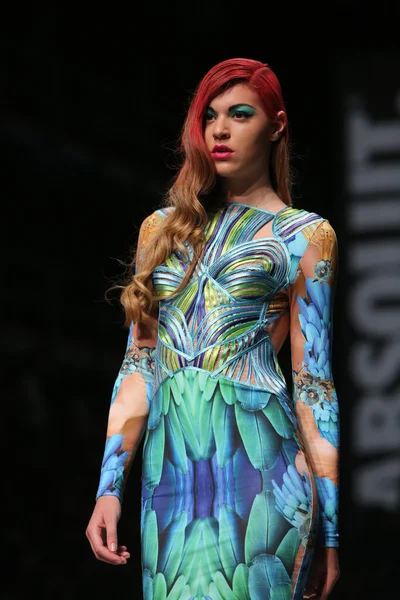 ファッションのモデルは「クロ ポーター」ショーで zigman によって作られた服を着ています。 — ストック写真