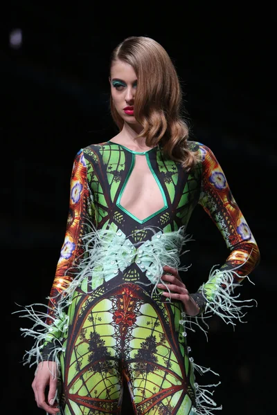 Модель моды носит одежду, сделанную Зигманом на шоу "CRO A PORTER" — стоковое фото