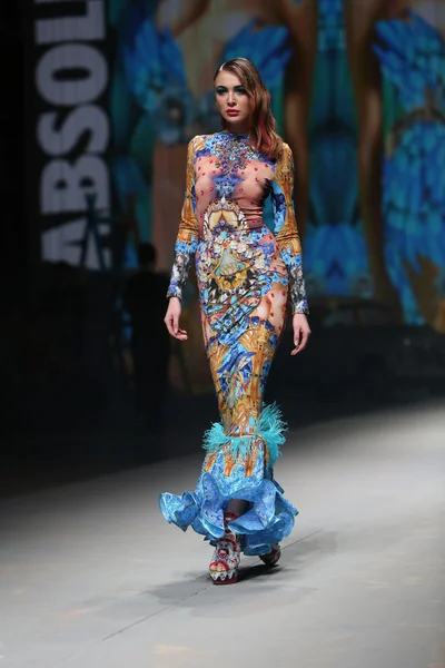 Modelo de moda lleva ropa hecha por Zigman en "CRO A PORTER" show —  Fotos de Stock