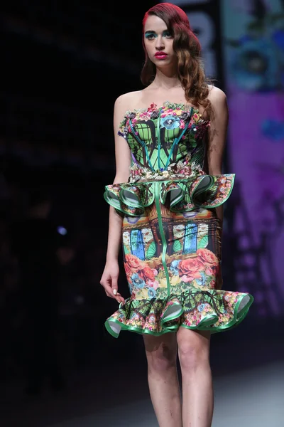 Modelo de moda lleva ropa hecha por Zigman en "CRO A PORTER" show —  Fotos de Stock
